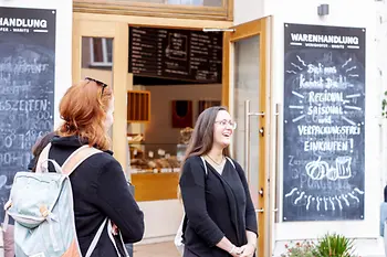 Zwei Frauen vor einem Lokal