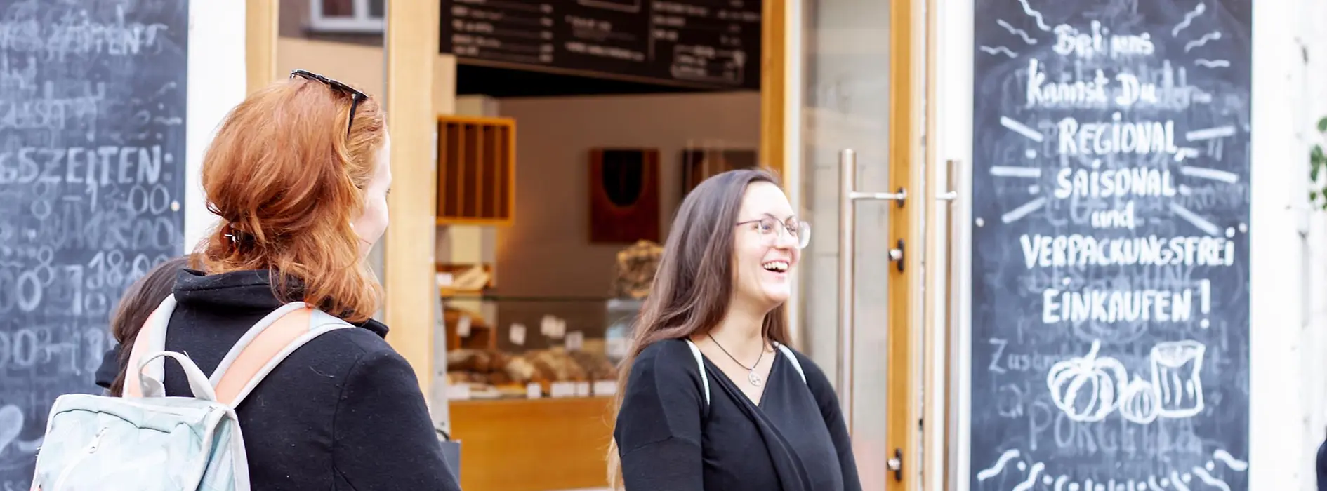 Zwei Frauen vor einem Lokal