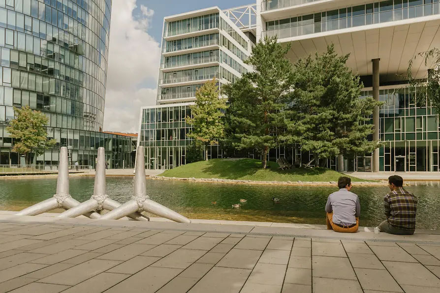 Viertel Zwei, zwei Männer sitzen am Ufer eines Sees