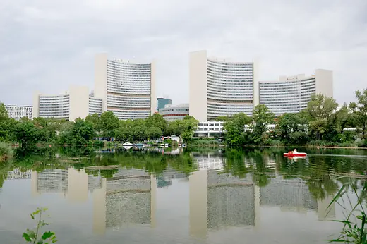 Die Gebäude der UNO-City über die Alte Donau hinweg gesehen