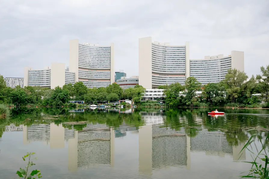 Die Gebäude der UNO-City über die Alte Donau hinweg gesehen