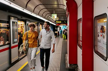 Frau und Mann auf einem Bahnsteig der U-Bahnlinie U1
