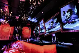 INC. Club Wien Bar orange beleuchtet mit Kronleuchtern