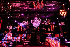 INC. Club Wien Main Floor violett beleuchtet und Kronleuchter
