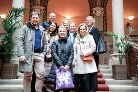 Gruppenfoto im Stiegenaufgang Palais Ferstel