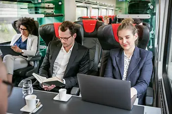 Business Reisende im ÖBB Zug