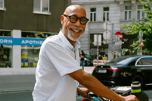 Mann mit Fahrrad im Freihausviertel