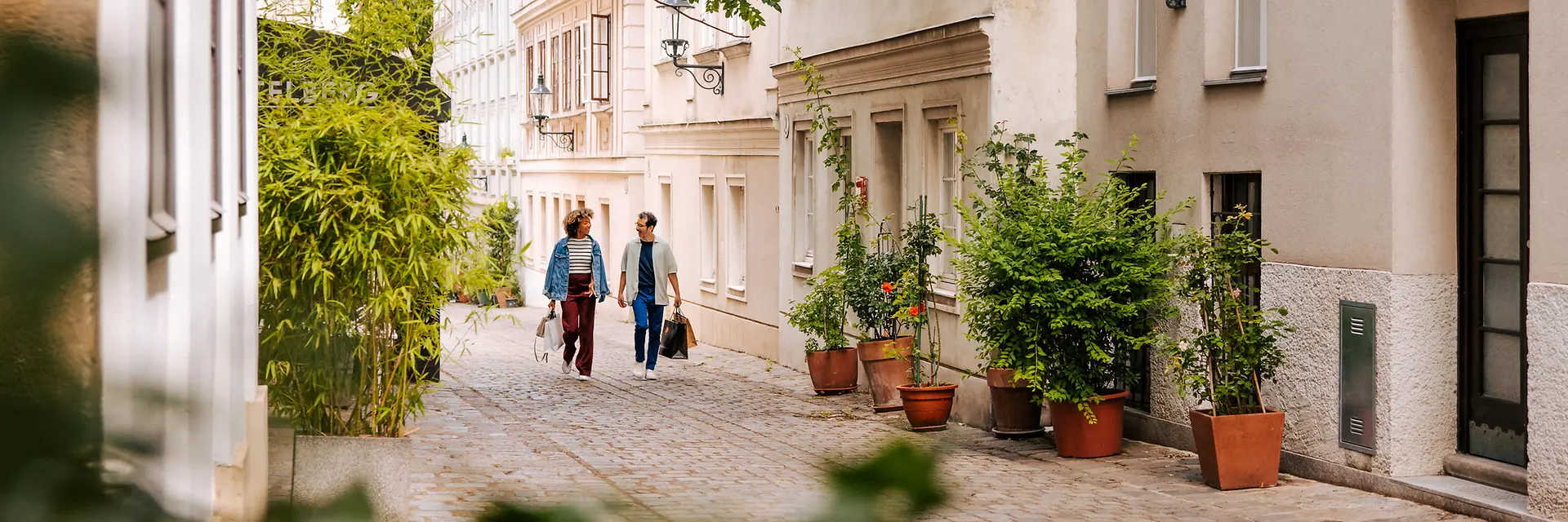 Eine Frau und ein Mann beim Einkaufen in Spittelberg