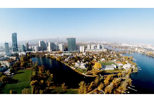  UniCredit Center am Kaiserwasser Luftaufnahme mit Skyline