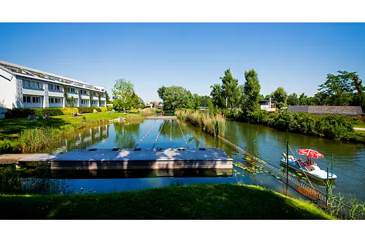 UniCredit Center am Kaiserwasser Liegewiese und Schwimmbahnen