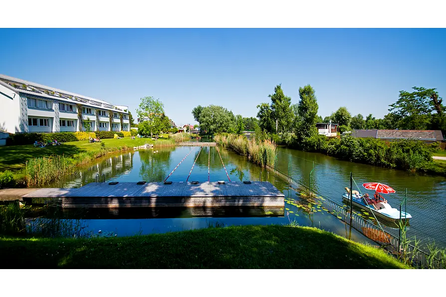  UniCredit Center am Kaiserwasser Liegewiese und Schwimmbahnen