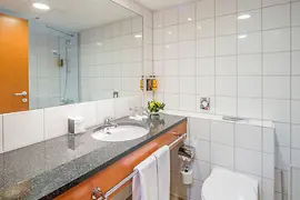Quality Hotel Vienna Bathroom