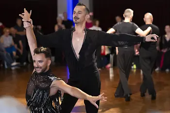 Zwei Männer bei einem Latein Tanzwettbewerb bei den EuroGames 2023 in der Schweiz