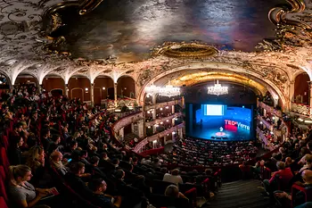 Menschenmenge in einem Theater