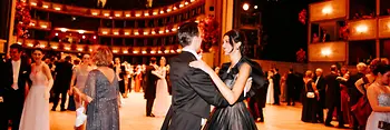 Paare am Tanzparkett des Wiener Opernballs in der Wiener Staatsoper