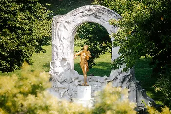 Die vergoldete Statue von Walzerkönig Johann Strauss Sohn im Wiener Stadtpark.