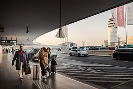 Personen vor dem Flughafengebäude