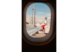 Blick aus dem Flugzeugfenster auf den Flughafen Wien