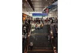 Bahnhofshalle Wiener Hauptbahnhof mit vielen Menschen 