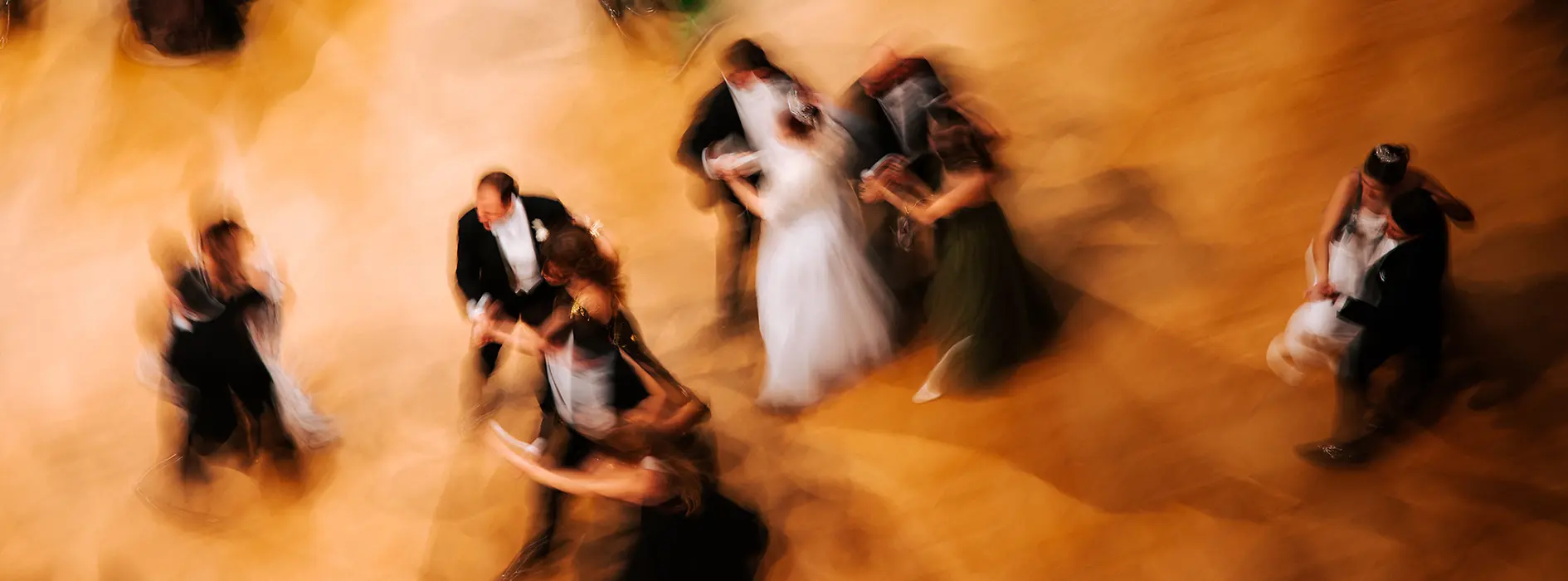 Tanzende Paare am Wiener Opernball