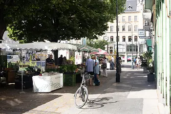 Straßenszene am Margaretenplatz in Wien mit Marktständen und einem abgestellten Fahrrad