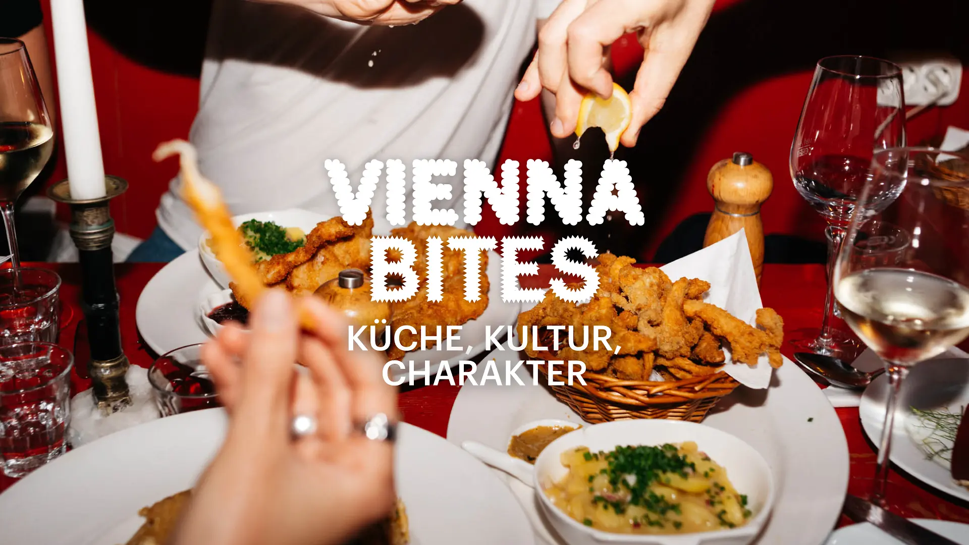 Schriftzug "Vienna Bites. Küche, Kultur, Charakter" im Hintergrund Essen auf einem Tisch